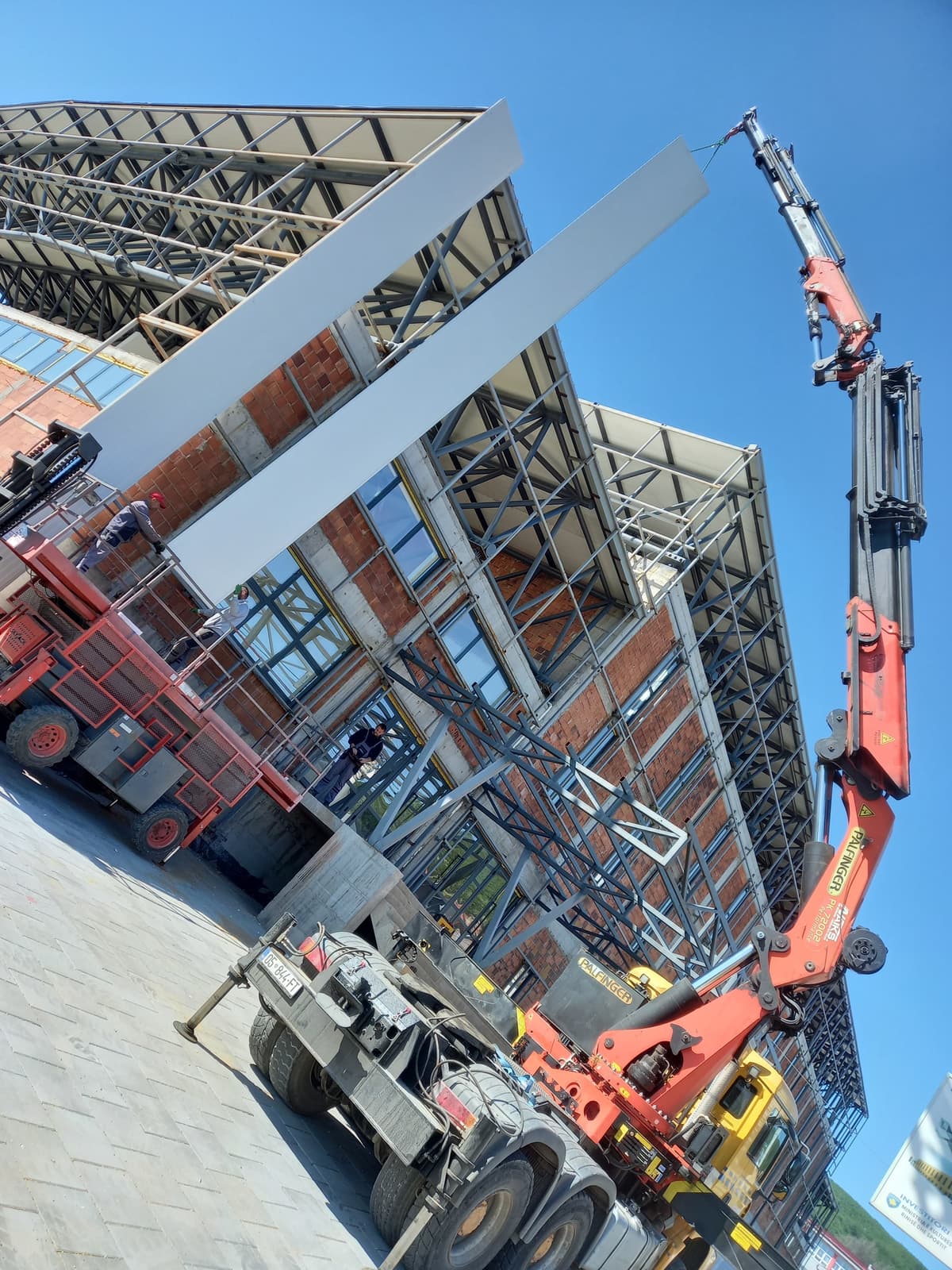 Salla E Sporteve Dhe Panaireve Greme — Metal construction project 114